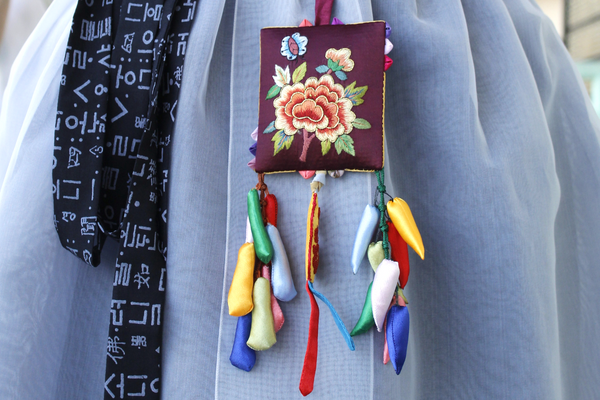 Bok Norigae (Blue/Burgundy/Pink/Red)