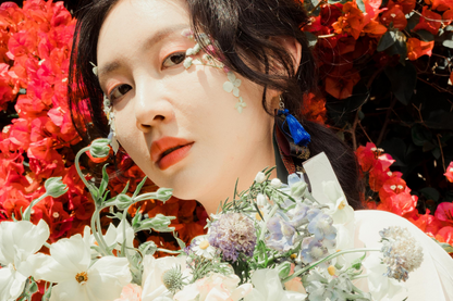 Leehwa Wedding and Traditional Korean Dress House of Leehwa Black & Blue Hanbok Earrings Traditional Korean Culture Runway vogue Spring Summer Look Fashion 2021