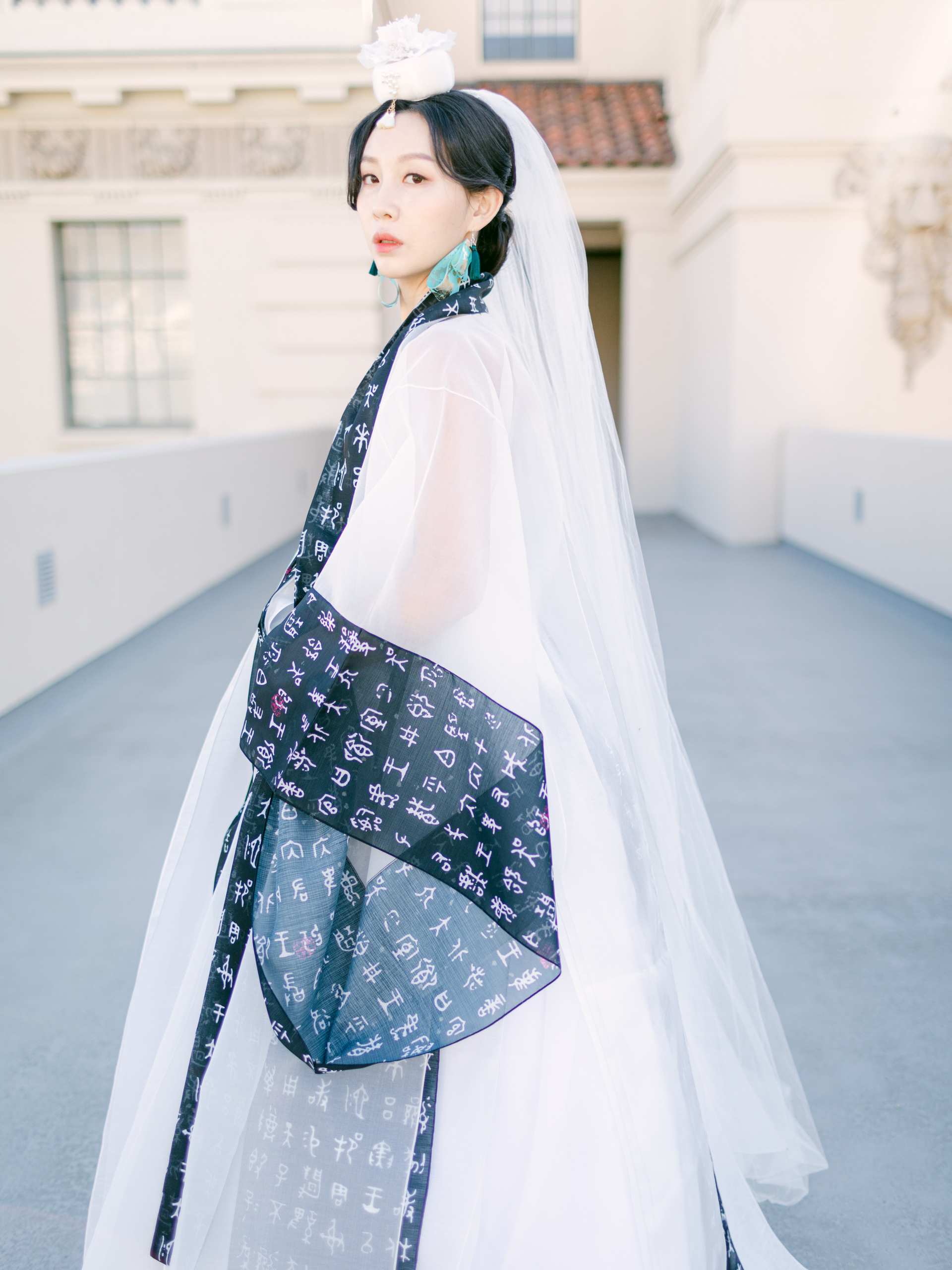 White and Black Robe – LEEHWA WEDDING & HANBOK