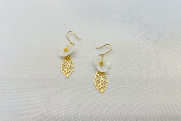 Daisy Oyster Earrings